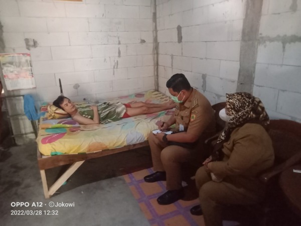 MENDENGAR APRESIASI: Camat Sukoharjo kota Havid Danang dan Kepala Puskesmas Sukoharjo Kunari Mahanani mengunjungi warga Kelurahan Combongan, Kecamatan Sukoharjo yang sakit beberapa waktu lalu. (IWAN KAWUL/RADAR SOLO)