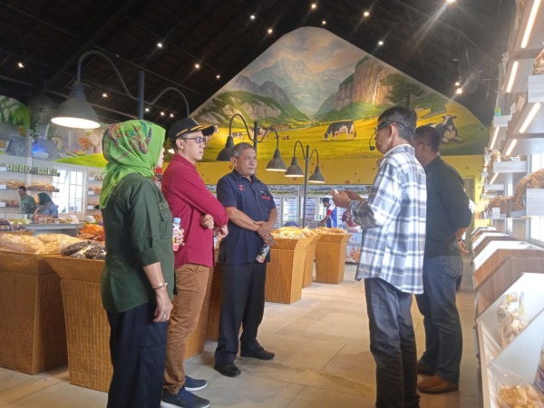 SERAP ASPIRASI: Komisi I DPRD Boyolali saat berbincang dengan pengelola Cepogo Cheese Park, Rabu (21/12). (RAGIL LISTYO/RADAR SOLO)