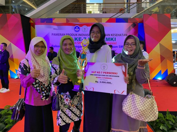 LEGA: SMK Kesehatan Mandala Bhakti Surakarta sukses menjadi juara 2 dalam Lomba Kompetensi Siswa (LKS) jurusan Farmasi di Solo Square, Minggu (18/12). (ISTIMEWA)