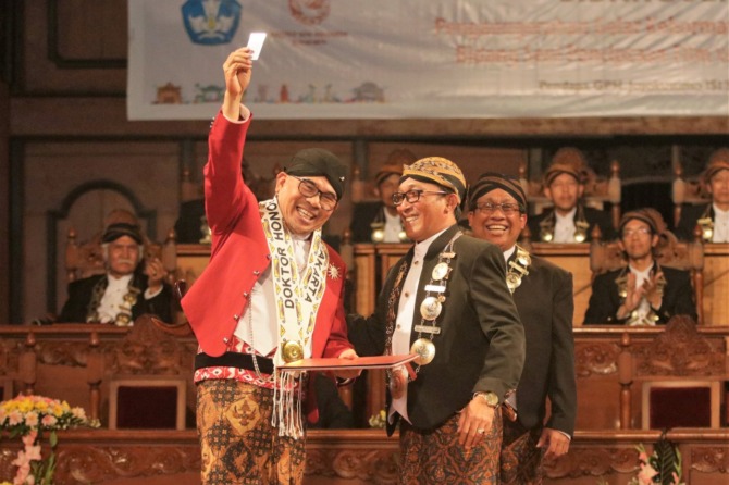 BANGGA: Sutradara Garin Nugroho (kiri) menerima gelar kehormatan Doktor Honoris Causa (Dr.HC) Bidang Seni Penciptaan Film di Pendapa Ageng GPH. Joyokusumo ISI Surakarta, Selasa (6/12). (ISI SURAKARTA FOR RADAR SOLO)