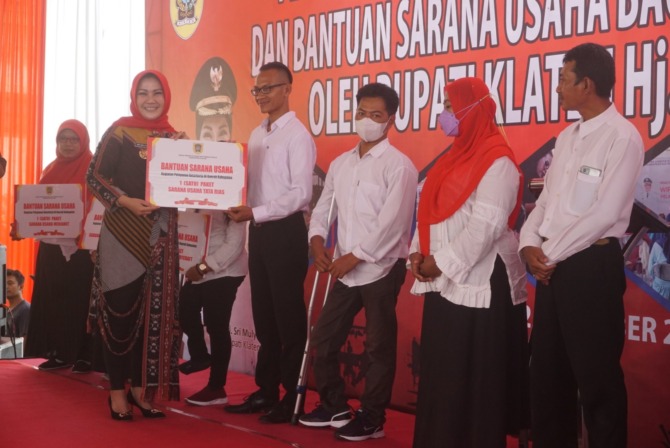 LEGA: Bupati Klaten Sri Mulyani saat memberikan secara simbolis kepada penerima bantuan di halaman Kantor Disperinaker Klaten. (ANGGA PURENDA/RADAR SOLO)