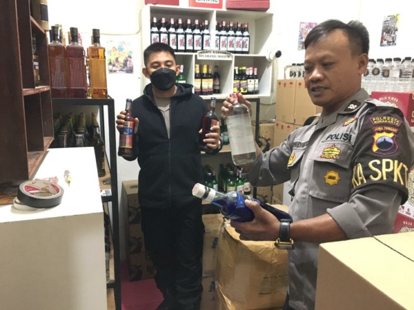 PENELUSURAN: Anggota Polsek Jebres menyita ratusan miras berbagai jenis dari sebuah rumah di Sebrang Lor, Kelurahan Mojosongo, Kecamatan Jebres, Rabu malam (28/12).  (ANTONIUS CHRISTIAN/RADAR SOLO)