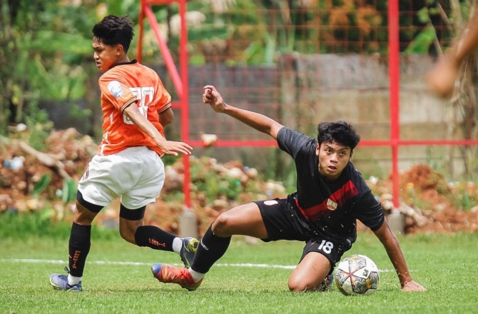 BERJIBAKU: Pemain Persis Youth ketika bertanding dalam turnamen BBB di National Youth Training Center Sawangan, Depok. (PERSIS SOLO OFFICIAL)