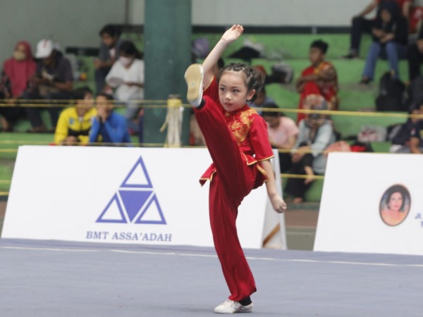 LINCAH: Salah seorang atlet binaan Sasana Purwa Aldaka Solo ketika tampil dalam Kejurprov Wushu Taolu Junior Jateng di GOR Tenis Kridanggo Salatiga (14-18/12) lalu. (SASANA PURWA ALDAKA SOLO FOR RADAR SOLO)