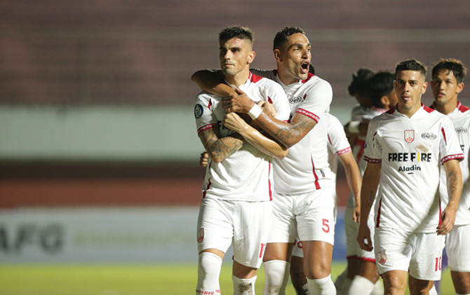 TAJAM: Fernando Rodriguez melakukan selebrasi bersama pemain Persis Solo lainnya usai menjebol gawang Persik Kediri di Stadion Maguwoharjo, DIJ, Sabtu (24/12). (PERSIS SOLO OFFICIAL)