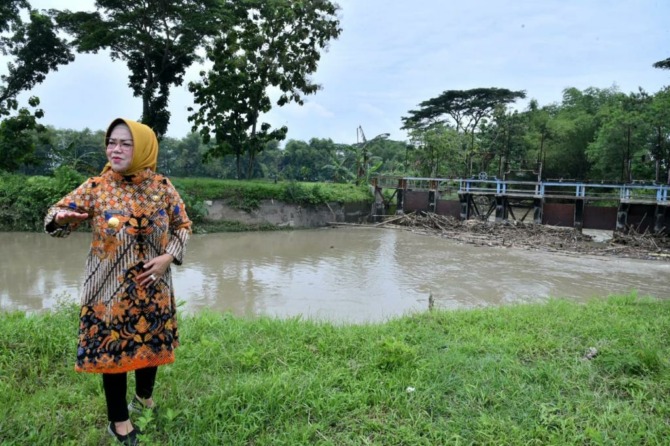 Bupati Sukoharjo Etik Suryani saat pantau langsung kondisi Bendungan Siluwur di Kecamatan Weru, kemarin. (IWAN KAWUL/RADAR SOLO)