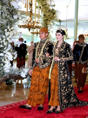 Busana kutu baru yang dipakai Kaesang-Erina pada tasyakuran ngunduh mantu di Pura Mangkuneran, Minggu (11/12/2022). (PANITIA/RUSMAN/POOL)
