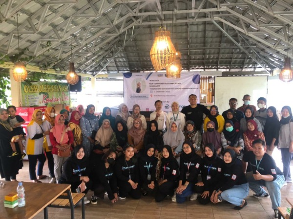Pelatihan dongkrak usaha menggunakan smartphone oleh mahasiswa Unisri Surakarta dalam program kuliah kerja nyata tematik di Desa Dawung, Kecamatan Matesih, Karanganyar belum lama ini.