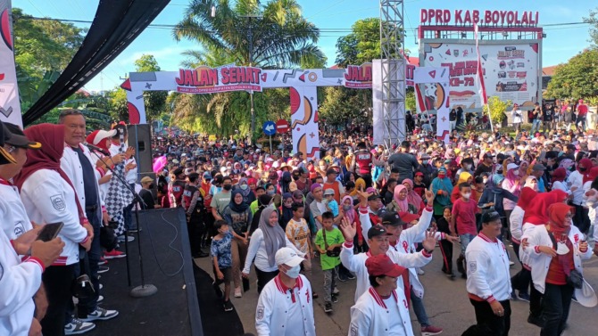 RAMAI: Gerak jalan sehat yang digelar dalam rangka memperingati HUT Ke-72 DPRD Boyolali. (RAGIL LISTIYO/RADAR SOLO)