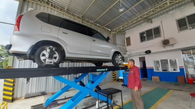 TEROBOSAN BARU: Dirut PT Aneka Karya Boyolali, M. Taufiq Kresno Widakdo menunjukan salah satu alat di bengkel SAT. (RAGIL LISTIYO/RADAR SOLO)