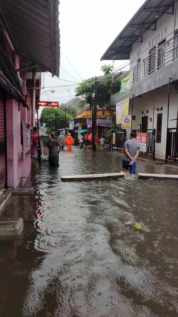 Banjir merendam permukiman warga RT 01 RW 08 Kelurahan Mojo, Kecamatan Pasar Kliwon, Kamis (22/12/2022). (IST)
