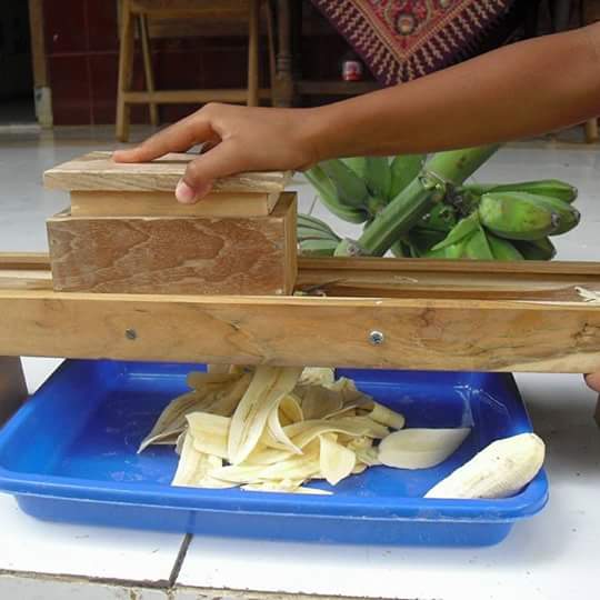 KREATIF: Alat pengiris serbaguna buatan Sumidi. Alat ini ternyata bisa memotong banyak sayuran hingga buah. (SUMIDI FOR RADAR SOLO)