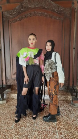 BERTALENTA: Desainer batik muda Anggie Kurnia Rahma (kanan). (DOK. PRIBADI)