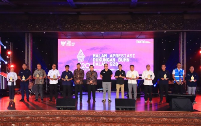 Menteri BUMN Erick Thohir dalam acara Malam Apresiasi Dukungan BUMN dalam G20 di Taman Mini Indonesia Indah (TMII) pada Selasa (29/11).