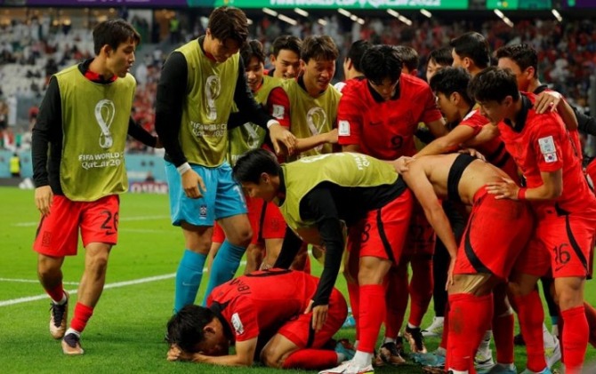 Gelandang Korea Selatan Hwang Hee-chan merayakan golnya bersama rekan-rekan satu tim dalam pertandingan Grup H Piala Dunia 2022 antara Korea Selatan dan Portugal di Stadion Education City di Al-Rayyan, Doha, Jumat (2/12). (ANTARA/AFP/ODD ANDERSEN)