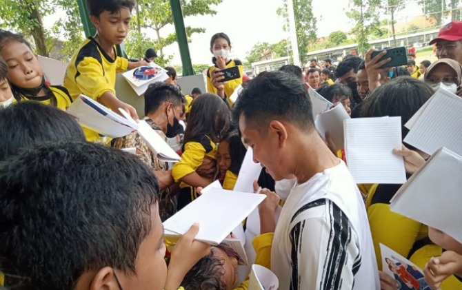 Wali Kota Solo Gibran Rakabuming Raka berikan tanda tangan ke sejumlah anak usai bermain bola dalam acara fun football sambut nikahan Kaesang-Erina di Lapangan Kotabarat, Rabu (7/12) pagi. (MANNISA ELFIRA/RADAR SOLO)