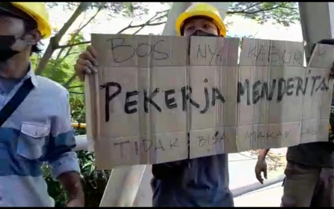 Para pekerja proyek Jembatan Mojo menggelar aksi protes lantaran gaji mereka dibawa kabur mandor.