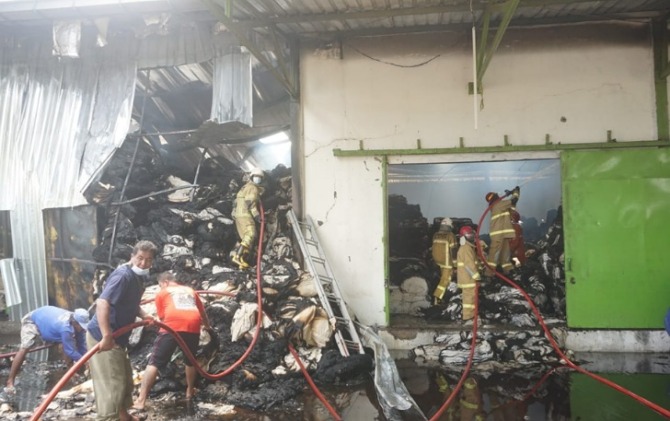 Petugas damkar berjibaku memadamkan api yang melalap gudang kain PT Kusuma Nanda Putra. (ANGGA P/RADAR SOLO)