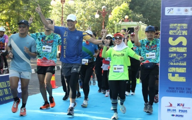 Kegembiraan Gubernur Jateng Ganjar Pranowo dan Siti Atikoh saat mencapai finish UGM Ultra 73K Charity Run, Minggu (18/12).