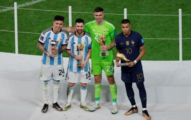 Enzo Fernandez, Lionel Messi, Emiliano Martinez dan Kylian Mbappe berposes bersama setelah masing-masing meraih penghargaan sebagai Pemain Muda Terbaik, Penjaga Gawang Terbaik, Pemain Terbaik dan Sepatu Emas setelah final Piala Dunia Qatar 2022 antara Arg