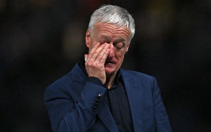 Pelatih timnas Prancis Didier Deschamps saat seremoni penyerahan trofi Piala Dunia di Lusail Stadium, Qatar, Minggu (18/12). (ANTARA/AFP/PAUL ELLIS)