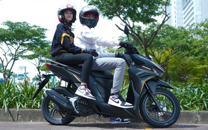 Sepeda motor secara rancang bangun hanya untuk berboncengan satu orang.
