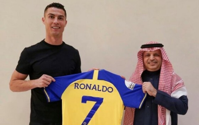 Bintang Portugal Cristiano Ronaldo (kiri) diperkenalkan sebagai pemain baru Al-Nassr. (Al-Nassr/Twitter )