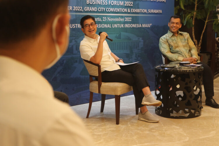 Ketua Umum Kamar Dagang dan Industri (Kadin) Indonesia, Arsjad Rasjid (kiri) bersama Chairman IISIA Silmy Karim (kanan) saat memberikan keterang pers IISIA Business Forum 2022 di Jakarta, Rabu (23/11/2022). Kamar dagang dan Industri (KADIN) Indonesia bers