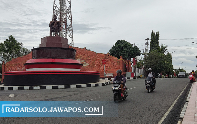 LENGANG: Pengendara melintas di Jalan Ir. Soekarno Wonogiri, Selasa (27/12). Ruas jalan ini rencananya akan ditutup saat perayaan malam pergantian tahun, Jumat-Sabtu (30-31/12). (IWAN ADI LUHUNG/RADAR SOLO)