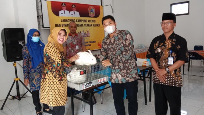 TEROBOSAN: Penyerahan bantuan kelinci bagi Desa Munggur, Kecamatan Mojogedang, Jumat (23/12). (RUDI HARTONO/RADAR SOLO)