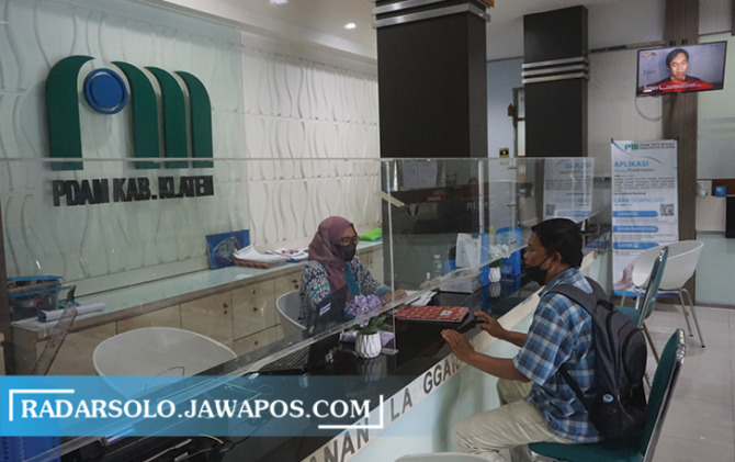 LENGANG: Pelayanan pembayaran tagihan di Kantor PDAM Tirta Merapi Klaten. (ANGGA PURENDA/RADAR SOLO)