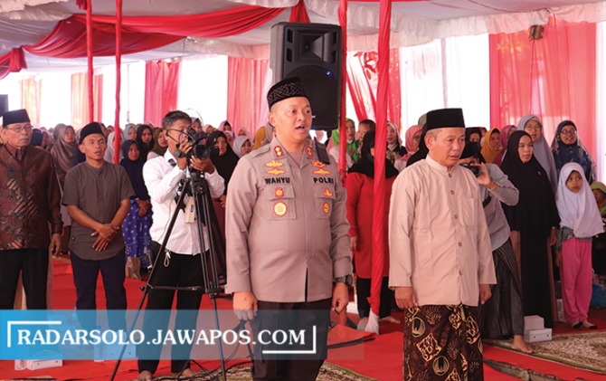 NARSUM: Kapolres Sukoharjo AKBP Wahyu Nugroho Setyawan di Ponpes Alquran Az Zayadiy Grogol, Senin (12/12). (IWAN KAWUL/RADAR SOLO)