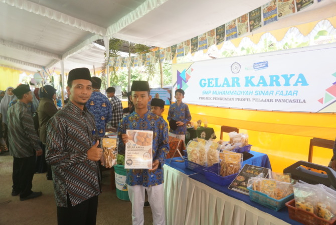 BERKOMPETEN: Kepala SMP Muhammadiyah Sinar Fajar Cawas Agus Mulyadi tunjukkan karya siswa, Sabtu (17/12). (ANGGA PURENDA/RADAR SOLO)