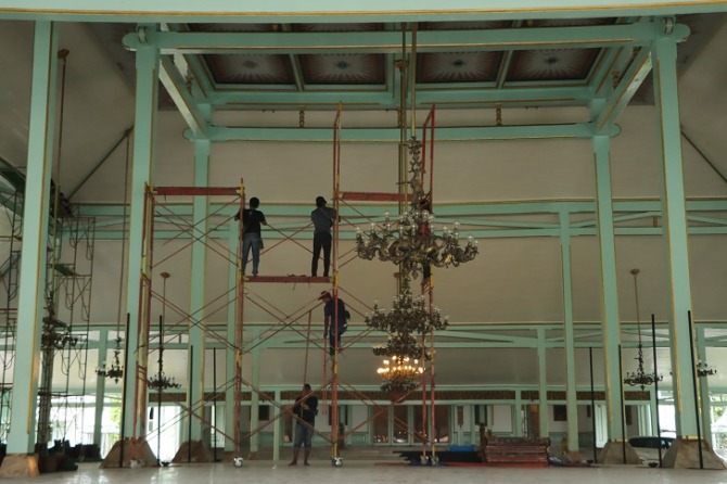 Persiapan prosesi ngunduh mantu Kaesang-Erina di pendapa Pura Mangkunegaran, Senin (5/12/2022). (M.IHSAN/RADAR SOLO)