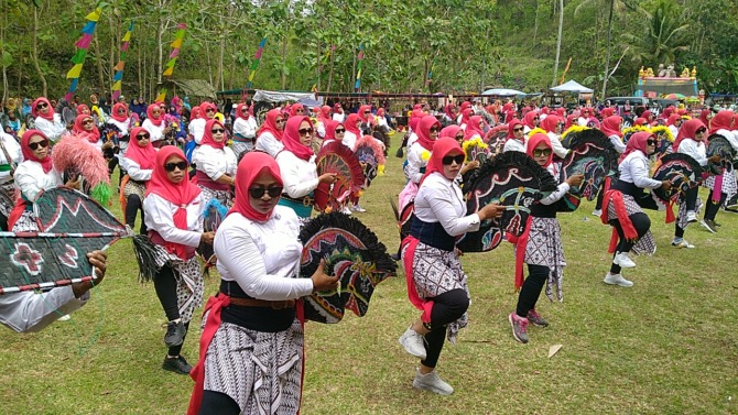 NGURI-URI BUDAYA: Tari reog jaranan Wukir Kencono dalam Festival Tumangkar di Desa/Kecamatan Paranggupito, Mei lalu. Foto bawah, perform anak-anak sanggar tari. (KADES PARANGGUPITO FOR RASO)