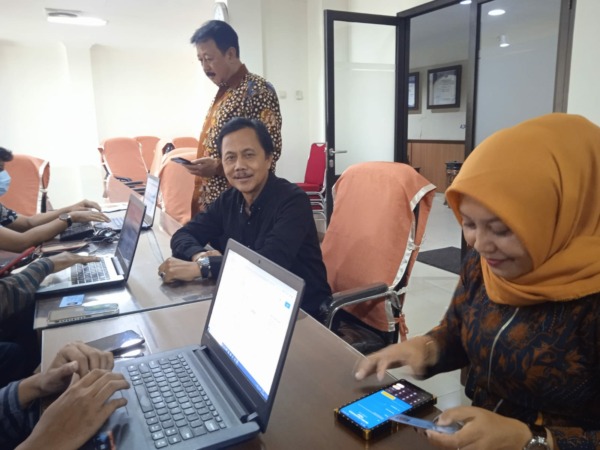 TEROBOSAN: Perekaman KTP digital anggota DPRD Boyolali, Kamis (15/12). (RAGIL LISTIYO/RADAR SOLO)