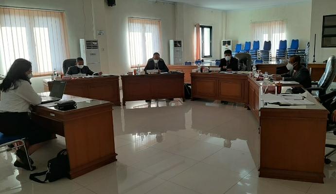 KETAT: Salah seorang peserta seleksi jabatan eselon II menjawab pertanyaan tim penguji. (RUDI HARTONO/RADAR SOLO)