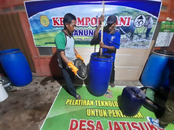 BERINOVASI: Kelompok tani di Desa Jatisuko, Tasikmadu membuat pupuk organik dampak dari minimnya subsidi pupuk. (RUDI HARTONO/RADAR SOLO)