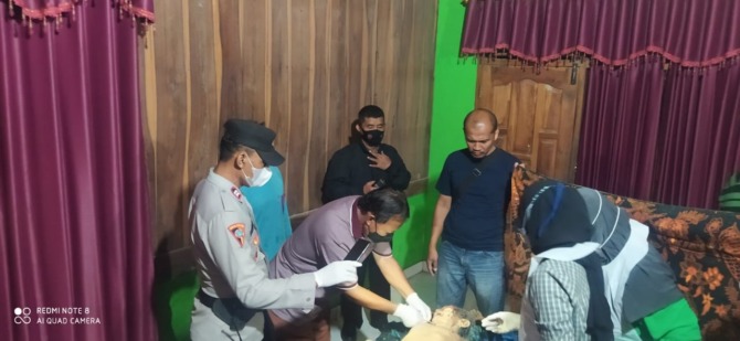 TERPELESET: Pemeriksaan jasad korban yang hanyut di Sungai Dusun Terso, Desa Kandangsapi, Jenar, Kamis (15/12). (AHMAD KHAIRUDIN/RADAR SOLO)