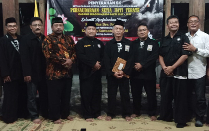 Suwanto (tiga dari kanan) jadi ketua PSHT Sragen. (AHMAD KHAIRUDIN/RADAR SOLO)