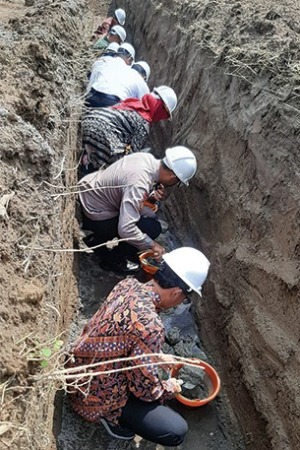 SIMBOLIS: Peletakan batu pertama pembangunan Gedung UBY, yang diwakili oleh Wakil Bupati Boyolali Wahyu Irawan, ketua DPRD Marsono, Dandim 0724/Boyolali Letkol. Arm. Ronald Siwabessy, dan Rektor UBY, Nanik Sutarni, kemarin. (RAGIL LISTYO/RADAR SOLO)
