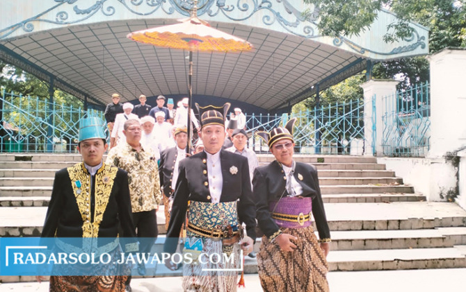 PROSESI ADAT: Penobatan KGPH Mangkubumi (tengah) menjadi KGPH Hangabehi di Sitinggil, Keraton Kasunanan Surakarta, Sabtu (24/12/2022). (ANTONIUS CHRISTIAN/RADAR SOLO)