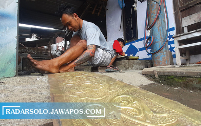 DIKEJAR WAKTU: Perajin kuningan di Desa Kembangkuning, Cepogo, Boyolali tengah menyelesaikan pesanan. (RAGIL LISTYO/RADAR SOLO)