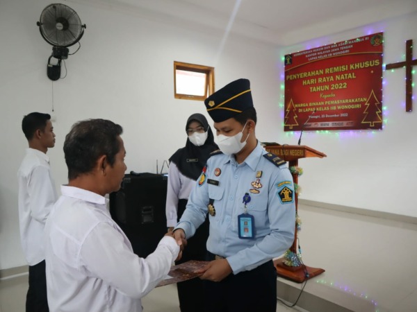 Penyerahan remisi khusus bagi warga binaan permasyarakatan Lapas Kelas IIB Wonogiri, Minggu (25/12). (IWAN ADI LUHUNG/RADAR SOLO(