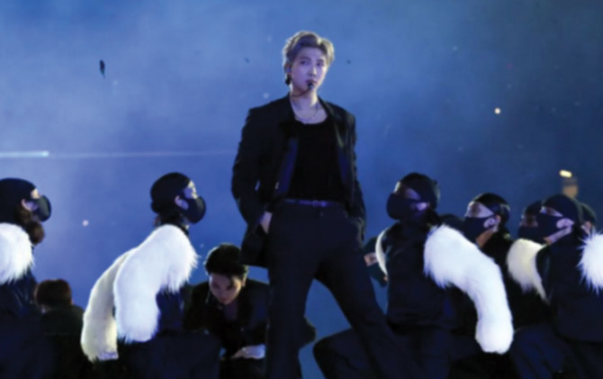 Aksi panggung RM, leader BTS. (ANTARA/Instagram @rkive)