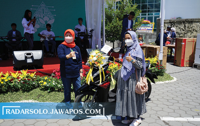 SUMRINGAH: Direktur Utama RSUP dr. Soeradji Tirtonegoro Klaten dr Endang Widyaswati M.Kes menyerahkan doorprize utama dalam acara pesta rakyat di halaman rumah sakit setempat, Sabtu (17/12). (ANGGA PURENDA/RADAR SOLO)