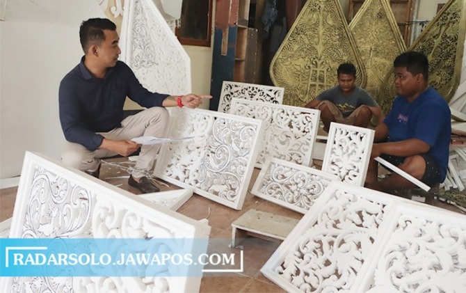 MONCER: Ranu Asmoro sedang mengecek persiapan dekorasi untuk pernikahan Kaesang-Erina kemarin (2/12). (M. IHSAN/RADAR SOLO)
