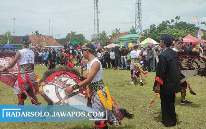 TAMPIL: Paguyuban Reog Turonggo Sakti tampil energik. (AHMAD KHAIRUDIN/RADAR SOLO)