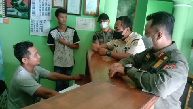 Kasatpol PP Wonogiri Joko Susilo (dua dari kanan) saat memimpin operasi cipta kondisi baru-baru ini. (IWAN ADI LUHUNG/RADAR SOLO)