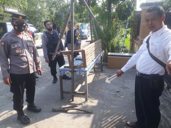 Anggota Polsek Miri olah tempat kejadian pekerja yang tewas kesetrum saat hendak memasang kabel wifi, Senin (12/12/2022). (DOK.POLSEK MIRI)